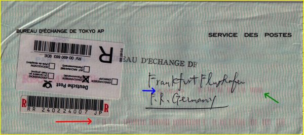 Einschreibpostsache aus Japan zum IPZ in Frankfurt, der grüne Pfeil zeigt den zuerst erstellten Identcode, im zweiten Durchgang wurde dann die PLZ (blauer Pfeil) und der normale Inlandslinearcode (roter Pfeil) für die Weiterbearbeitung aufgespritzt.