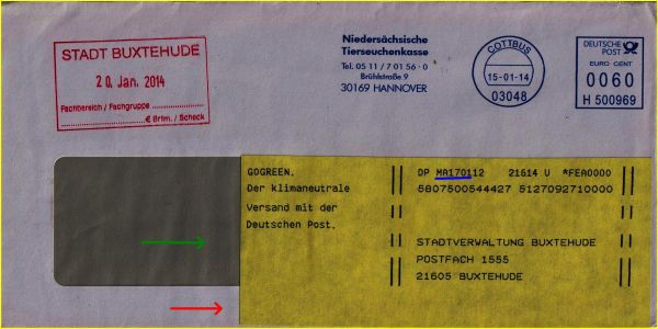 Ein Standardbrief, der am 17. Januar in Mannheim (blau unterstrichen – MA1701) zuerst elektronisch verfilmt wurde und mit einem unter dem gelben Aufkleber versehenen Identcode in Höhe grünen Pfeils aufgespritzt wurde, um im zweiten Durchgang nach der Bearbeitung an einem Bildschirmarbeitsplatz hier mit einem großen gelben Aufkleber zu bekommen. Ansatzweise ist im Bereich des roten Pfeils auch noch die komplette richtige Kodierung für die angepasste Adresse sehen. 