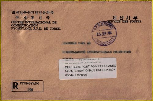 Einschreibpostsache aus Nordkorea, abgeschickt am 25.Sep.2004, bei der in der vorletzten Zeile eine fünfstellige Zahl 362xx teilweise verdeckt unter dem Aufkleber steht. Daher ging der Brief zuerst zum Briefzentrum 36 und wurde dort mit der korrigierten Adresse mit einen schmalen Aufkleber versehen 