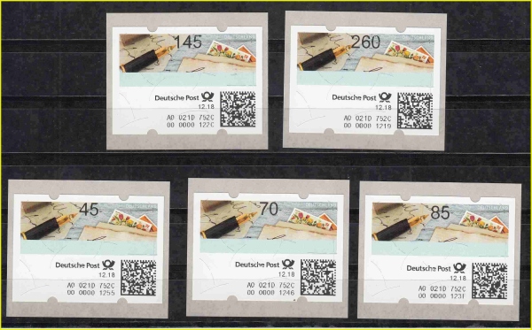 Hier ein kompletter Satz der möglichen Portostufen, die man am Automat kaufen kann (45 Cent, 70 Cent, 85 Cent, 145 Cent und 260 Cent – vom Standort Köln-Bayenthal Bonner Straße, erkennbar an der Standortnummer „A0 021D 752C“. Weiter kann man die fortlaufende Nummerierung bei der unteren 10-stelligen Hexadezimalzahl erkennen