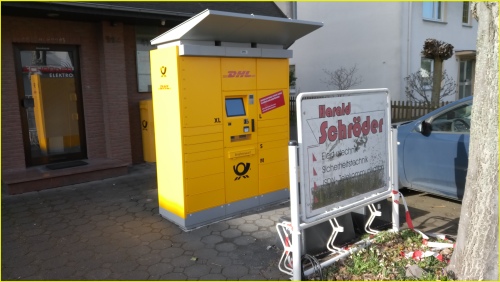 Eine der acht kleinen Poststationen, hier der Standort Troisdorf – Reichensteinstraße, wo diese vor einem Elektrofachgeschäft steht