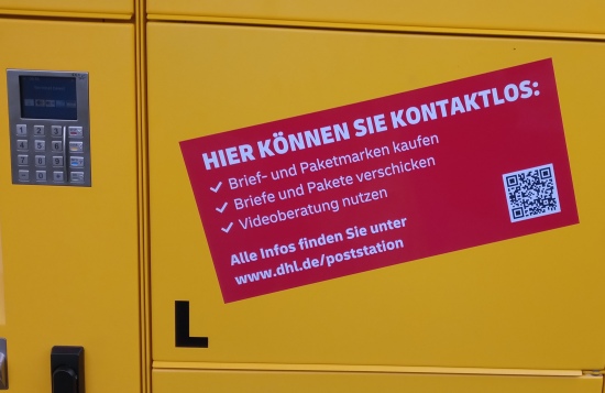 Aufkleber der Deutschen Post auf der Poststation mit dem Text Aufkleber der Deutschen Post auf der Poststation mit dem Text