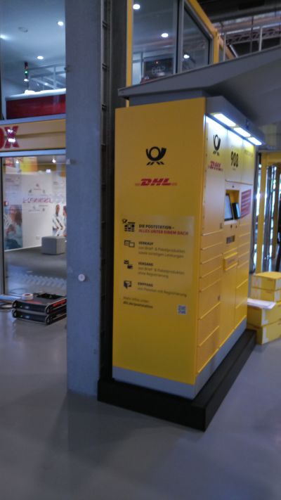 Eine von mehreren internen Poststationen für Testzwecke oder zur Vorführung mit seitlicher Beschriftung, fotografiert bei der Bilanzpressekonferenz der Deutschen Post im DHL Innovationcenter am 9. März 2023 Eine von mehreren internen Poststationen für Testzwecke oder zur Vorführung mit seitlicher Beschriftung, fotografiert bei der Bilanzpressekonferenz der Deutschen Post im DHL Innovationcenter am 9. März 2023