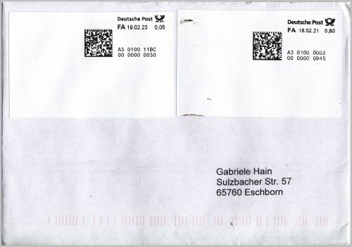 Mischfrankatur – rechts eine Marke aus der Poststation 1.0 vom Standort Wachtberg vom ersten Tag mit neuer Kennung(18. Februar 2021) und links einer neuen Ergänzungsmarke aus der Poststation 65817 Eppstein mit Frühdatum vom 19. Februar 2023 mit angeknabberten Posthorn Mischfrankatur – rechts eine Marke aus der Poststation 1.0 vom Standort Wachtberg vom ersten Tag mit neuer Kennung(18. Februar 2021) und links einer neuen Ergänzungsmarke aus der Poststation 65817 Eppstein mit Frühdatum vom 19. Februar 2023 mit angeknabberten Posthorn