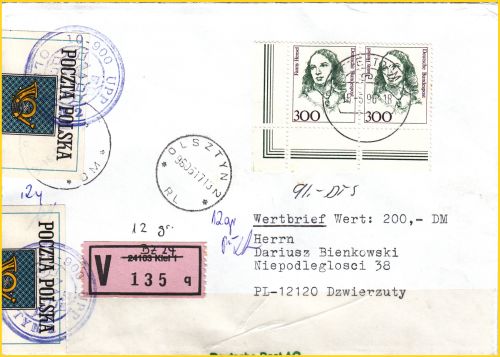 Wertbrief bis 20 Gramm nach Polen, Doppelfrankatur 300 Pfg. Frauen mit provisorischen V-Zettel vom Großannahmeschalter des BZ 24 Kiel auf dem Hinweg vom polnischen Zoll geöffnet (siehe zwei Siegelmarken und Gummistempel) sowie ansatzweise Klebeband vom Deutschen Zoll - siehe auch folgende Abbildung Wertbrief bis 20 Gramm nach Polen, Doppelfrankatur 300 Pfg. Frauen mit provisorischen V-Zettel vom Großannahmeschalter des BZ 24 Kiel auf dem Hinweg vom polnischen Zoll geöffnet (siehe zwei Siegelmarken und Gummistempel) sowie ansatzweise Klebeband vom Deutschen Zoll - siehe auch folgende Abbildung