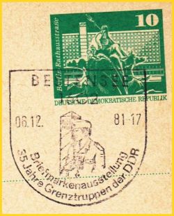 Sonderstempel einer Briefmarkenausstellung aus Bestensee aus dem Jahre 1981, der einen Grenzsoldaten und einen Grenzpfahl zeigt sowie die Inschrift Sonderstempel einer Briefmarkenausstellung aus Bestensee aus dem Jahre 1981, der einen Grenzsoldaten und einen Grenzpfahl zeigt sowie die Inschrift