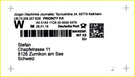 Internetmarke Warenpost International XS bis 500 Gramm mit Absenderangaben und Empfängerangaben im neuen Layout mit Frankier-ID und Strichcode ohne Sendungsverfolgung, erkennbar an der Sendungsnummer „UB 70 208 257 6DE“ in Klarschrift unter der Absenderangaben