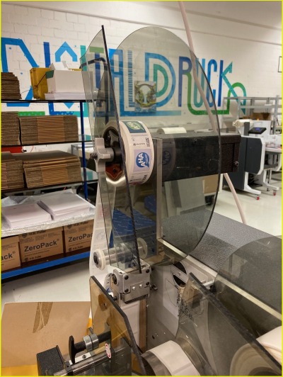 Foto eines Tabbers der Firma Quadient (ehemals Neopost), hier bestückt mit den Marken Individuell mit AHA-Motiven (Foto von MyPostcard)