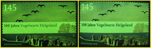 Vergleich der echten Marke links und der Fälschung rechts unter UV Licht mit der Wellenlänge 365 Nanometer – bei der echten ist diese besonders im Bereich der hellen Stellen sehr deutlich, bei der Fälschung ist diese gleichmäßig etwas schwächer in der zuletzt aufgebrachten Lackschicht eingebaut Vergleich der echten Marke links und der Fälschung rechts unter UV Licht mit der Wellenlänge 365 Nanometer – bei der echten ist diese besonders im Bereich der hellen Stellen sehr deutlich, bei der Fälschung ist diese gleichmäßig etwas schwächer in der zuletzt aufgebrachten Lackschicht eingebaut