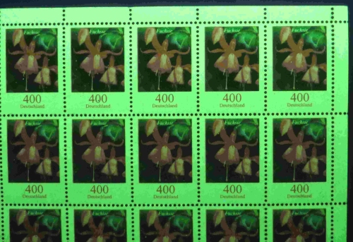 Teilausschnitt des 36er Bogens Fuchsie (Fälschung) unter UV-Licht 365 Nanometer Teilausschnitt des 36er Bogens Fuchsie (Fälschung) unter UV-Licht 365 Nanometer