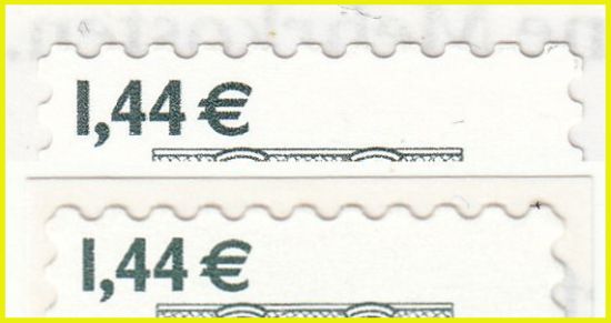 Vergrößerter Vergleich Oberrand einer Marke - oben die bekannte gerade Stanzung - unten die bisher nicht beachtete wellenförmige Stanzung