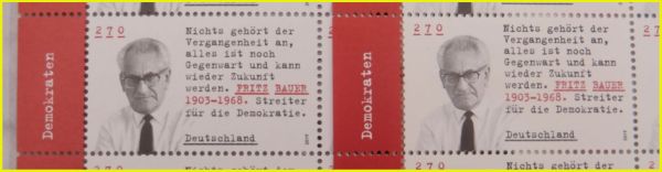 Farbvergleich der roten Farbe - links die echte Marke - rechts die Fälschung Farbvergleich der roten Farbe - links die echte Marke - rechts die Fälschung