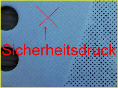 Ausschnitt einer echten Marke unter UV-Licht mit 256 Nanometer unter einem USB-Mitroskop – hier sieht man deutlich das Druckraster der seltenen Erden