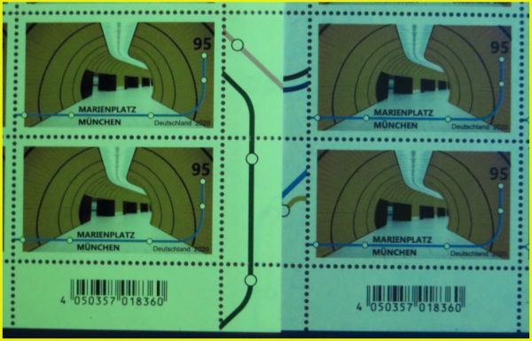 Vergleich des Verhaltens unter 365 Nanometer UV-Licht – links die echten Marken, rechts die Fälschung mit fast 50 prozentiger schwächerer Leuchtkraft