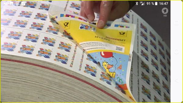 Screenshot aus dem Video vom Film mit der Maus – hier das Rollenende nach dem ersten Druckgang – die Marken besitzen noch keinen Datamatrixcode