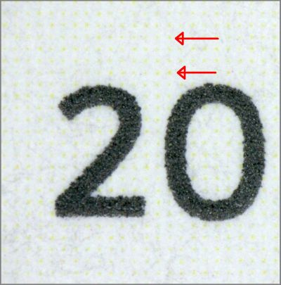 Bildausschnitt von der Jahreszahl 2023 hier am Beispiel des Wertes 100 + 45 Cent. Die roten Pfeile zeigen die zusätzlichen gelben Rasterpunkte