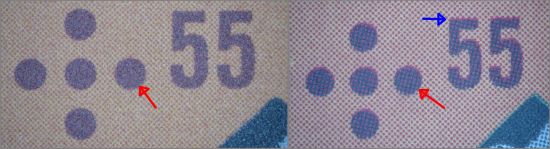 Schriftausschnitt des Zuschlags + 55 – links die echte Marke, rechts die Fälschung. Der rote Pfeil zeigt beispielhaft den Unterschied der Punkte und der Zahl, der blaue Pfeil zeigt die Passerverschiebung von Magenta