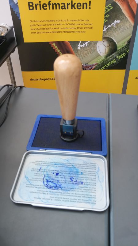 Der neue Tagesstempel für Frankfurt als Faust-Stahlstempel mit einem ärmlichen Bürostempelkissen