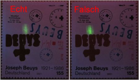 Die beiden Marken (links echt, rechts falsch) wurden punktuell mittels eines Infrarotlaserstrahls nahezu an der selben Stelle beleuchtet. Bedingt durch die Seltenen Erden gibt es als sichtbares Zeichen einen grünlich leuchtenden Fleck sowohl links bei der echten als auch rechts bei der falschen Marke Die beiden Marken (links echt, rechts falsch) wurden punktuell mittels eines Infrarotlaserstrahls nahezu an der selben Stelle beleuchtet. Bedingt durch die Seltenen Erden gibt es als sichtbares Zeichen einen grünlich leuchtenden Fleck sowohl links bei der echten als auch rechts bei der falschen Marke