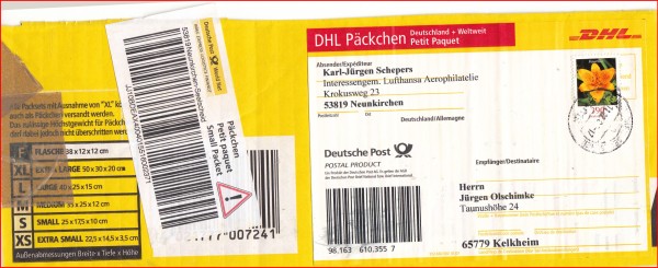 Ein Päckchenausschnitt vom Versand einer Weinflasche, wie die Kennung F links verrät. Verschickt wurde diese am 11. Dezember 2007, also in der Zeitspanne, wo das Päckchenentgelt gesenkt wurde. Dies ist gleichzeitig ein frühes Datum des neuen Ortsaufklebers Päckchen mit Postleitzahl. Es handelt sich hier um die „Riesenaufkleber von102 x 51 Millimeter, die nur kurze Zeit im Einsatz waren 