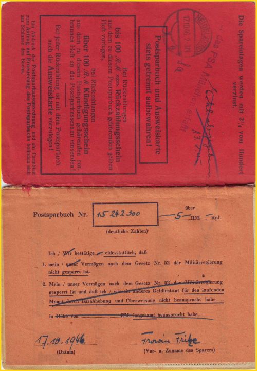 Die ersten beiden Innenseiten eines Postsparbuches aus der amerikanischen Zone mit zusätzlichem Notzettel zum Hinweis, dass das Vermögen laut dem Gesetzt Nr. 32 der Militärregierung nicht gesperrt ist sowie entsprechendem Tagesstempel vom 17. Oktober 1946 aus Heidelberg