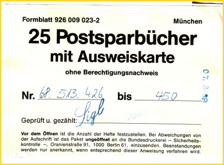 Deckblatt eines verpackten Stapels Postsparbücher mit Ausweiskarte blanko aus dem Jahr 1989 - man sieht hier eindeutig links oben, welche Formblattnummer diese Variante des Postsparbuchs hatte