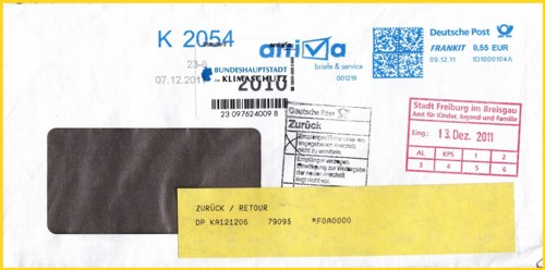Brief von der Stadt Freiburg im Breisgau, eingeliefert am 7. Dezember 2011 beim Privatpostdienstleister Arriva, der diesen Brief selbst nicht zustellen konnte und daher mit eigenen AFS mit integrierter K-Nummer 2054 selbst am 9. Dezember frei gemacht und diesen nach der Eigenkonsolidierung der gelben Post übergeben hat. Da der Brief nicht zustellbar war, ging er über das Nachsendezentrum Karlsruhe (siehe gelber INA Aufkleber) an den Absender zurück und wurde dort am 13. Dezember 2011 entgegen genommen