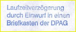 dreizeiliger Gummistempel der RPV (Regio Print-Vertrieb GmbH) aus Cottbus „Laufzeitverzögerung durch Einwurf in einem Briefkasten der DPAG“