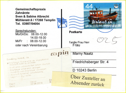 Beispiel einer Postkarte, frankiert mit Briefmarken des Privatpostdienstleisters Nordkurier, der mittels eines umgerüsteten blauen Absenderfreistempels als Maschinenstempel zur Entwertung genutzt wurde. Hier sieht man natürlich auch die Nachteile bei einem Motiv mit viel blauer Farbe, der Stempel ist nicht so einfach lesbar.