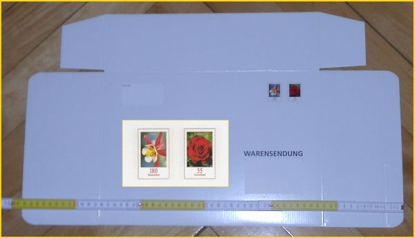 Warensendung Faltschachtel L mit 10 Zentimeter Dicke mit der Portostufe 2,35 Euro mit Zollstock, um die Größe besser zu veranschaulichen