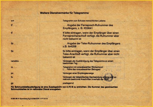 Die Rückseite des Telegrammformulars aus Ostberlin mit weiteren möglichen Dienstvermerkshinweisen