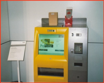 Ein Foto von dem SB-Automaten ProPostal von Wincor-Nixdorf vom Postexpostand 2012 in Brüssel