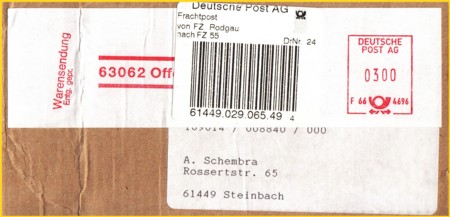 Briefausschnitt einer Warensendung frankiert mit einem Absenderfreistempel am 17. Dezember 1998 und Leitcodelabel aufgebracht im FZ Rodgau - hier gab es noch keine zusätzlichen Label zur Kennzeichnung der Versendungsformen