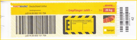 Paketmarke aus en letzten Jahren für ein Unfreies Paket, hier ist alles gleich in die Paketmarke integriert, rechts der Identcode, in der Mitte der Aufkleber für die Kosten, rechst die Gewichtsangabe, darunter die Option Sperrgut und ganz rechts senkrecht der Strichcode für das Produkt selbst zum Verkauf, der aber nicht mehr zur Paketmarke gehört