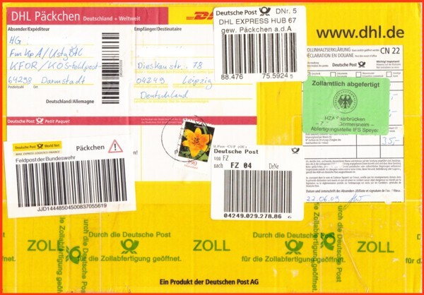 Postverzollung eines Feldpostpäckchens im IFS Speyer - hier zum einen deutlich sichtbar der typische Klebestreifen der Postverzollung, wenn die Sendung geöffnet wird und zum anderen statt eines Postzollstempels ein entsprechender Aufkleber vom IFS Speyer