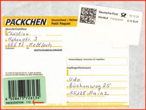 Ein Päckchen an eine Hausadresse in Mainz, daß an eine Packstation umgeleitet wurde - hier mit grünen Strichcodeaufkleber mit eingedruckter Packstationsnummer aus der 2. Hauptauflage der grünen Karten