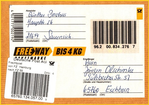 Dem dazugehörigen Paket sieht man aber nicht an, daß es in diesem Fall von einem Landpostzusteller entgegen genommen wurde (zu den im Eingangsfrachtzentrum dazu geklebten Leitcodelabel links unten finden Sie bei der Seite über die Frachtpostzentren weitere Infos)