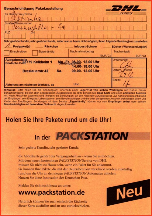Eine von vielen roten Doppelpaketkarten von der Rückseite mit anhängender Packstationswerbung - erkennbar sind die Varianten oft nur an kleineren Layoutänderungen - oft aber am jeweiligen Druckvermerk, den dieser ist viel aufschlußreicher, da hier in der Regel der Monat und das Jahr der Herstellung angegeben wurden
