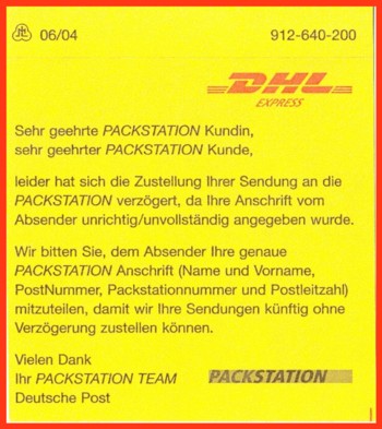 Postaufkleber von DHL aus dem Frachtpostbereich für Päckchen und Pakete an Packstationeen, die beispielsweise mangels fehlender Kundennummer zu Laufzeitverzögerungen geführt haben