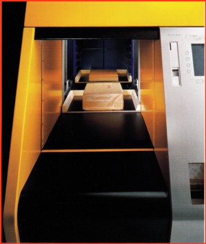 Ein Blick in den Eingabeschacht beim Abtransport des Paketes (Bild stammt aus Firmenprospekt der Firma Crisplant)