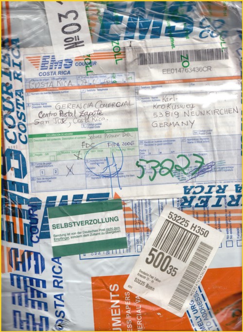 Briefausschnitt aus einer EMS Sendung von Costa Rica nach Deutschland, die über die Selbstverzollung lief, wie der entsprechende Aufkleber zeigt. Weiter sieht man hier einen Expressrouterlabel für die Weiterbeförderung zum entsprechenden Inlandspostzollamt. Die Sendung wurde auch zollamtlich geöffnet, wie entsprechende Teile mit grüner Beschriftung zeigen. 