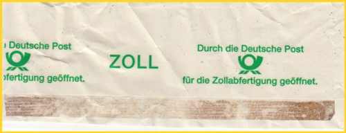 Hier das aktuelle Zollklebeband - ein transparentes Klebeband mit der Angabe "Zoll" und "durch die Deutsche Post für die Zollabfertigung geöffnet" - Sie sehen hier weiter das aktuelle Posthorn ohne die Pfeile im Gegensatz zu den älteren etwas weiter oben