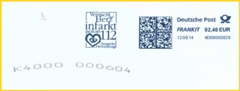 Briefausschnitt eines Großbriefes mit K-Nummer und Zählnummer aufgebracht mittels eines Tintenstrahl-Handdruckers, der manuell geführt werden muß - daher der mehr oder weniger geschwungene Aufdruck