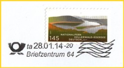 Ausschnitt eines Großbriefs, richtig entwertet mittels Tintenstrahl-Handdruckers aus der frühen erweiterten Versuchsphase des Briefzentrums 64 vom 28. Januar 2014 mit Unterscheidungsbuchstaben "ta"
