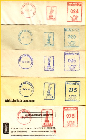 Ausschnitt aus der Dokumentation der Firmengeschichte von Leuna anhand der Freistempel dieser Firma aus den Jahren 1953 (ganz unten) bis 1963 (ganz oben): 1953 rot mit PLGZ, 1955 blau mit PLGZ, 1955 mit aptierter PLGZ, blau neuer Stempelkopf 1959 und 1963 wieder in rot Ausschnitt aus der Dokumentation der Firmengeschichte von Leuna anhand der Freistempel dieser Firma aus den Jahren 1953 (ganz unten) bis 1963 (ganz oben): 1953 rot mit PLGZ, 1955 blau mit PLGZ, 1955 mit aptierter PLGZ, blau neuer Stempelkopf 1959 und 1963 wieder in rot